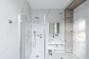 Kamar Double Standar | Kamar mandi | Shower, pancuran hujan,  dan handuk