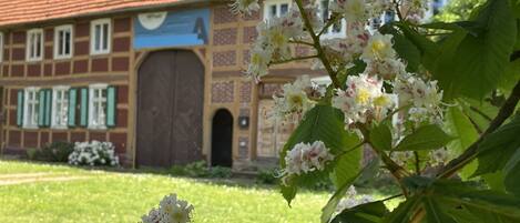 تفاصيل الفندق من الخارج