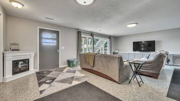 TV connectée, cheminée, livres