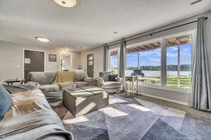 Smart-TV, Kamin, Bücher