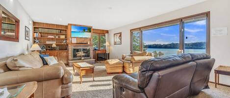 TV connectée, cheminée, livres