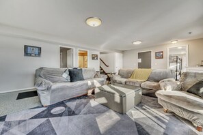 TV connectée, cheminée, livres