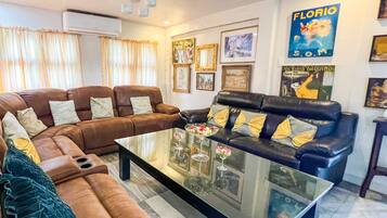 Coin salon dans le hall