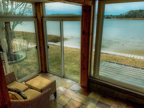 Waterfront comfy 2BD cottage w/ direct access to private beach & amazing Bayview
