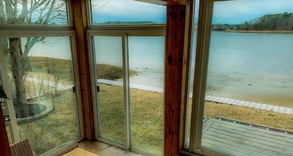Waterfront comfy 2BD cottage w/ direct access to private beach & amazing Bayview