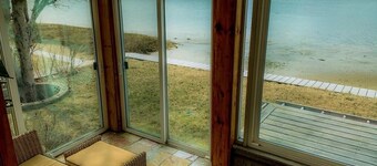Waterfront comfy 2BD cottage w/ direct access to private beach & amazing Bayview