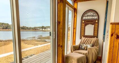 Waterfront comfy 2BD cottage w/ direct access to private beach & amazing Bayview