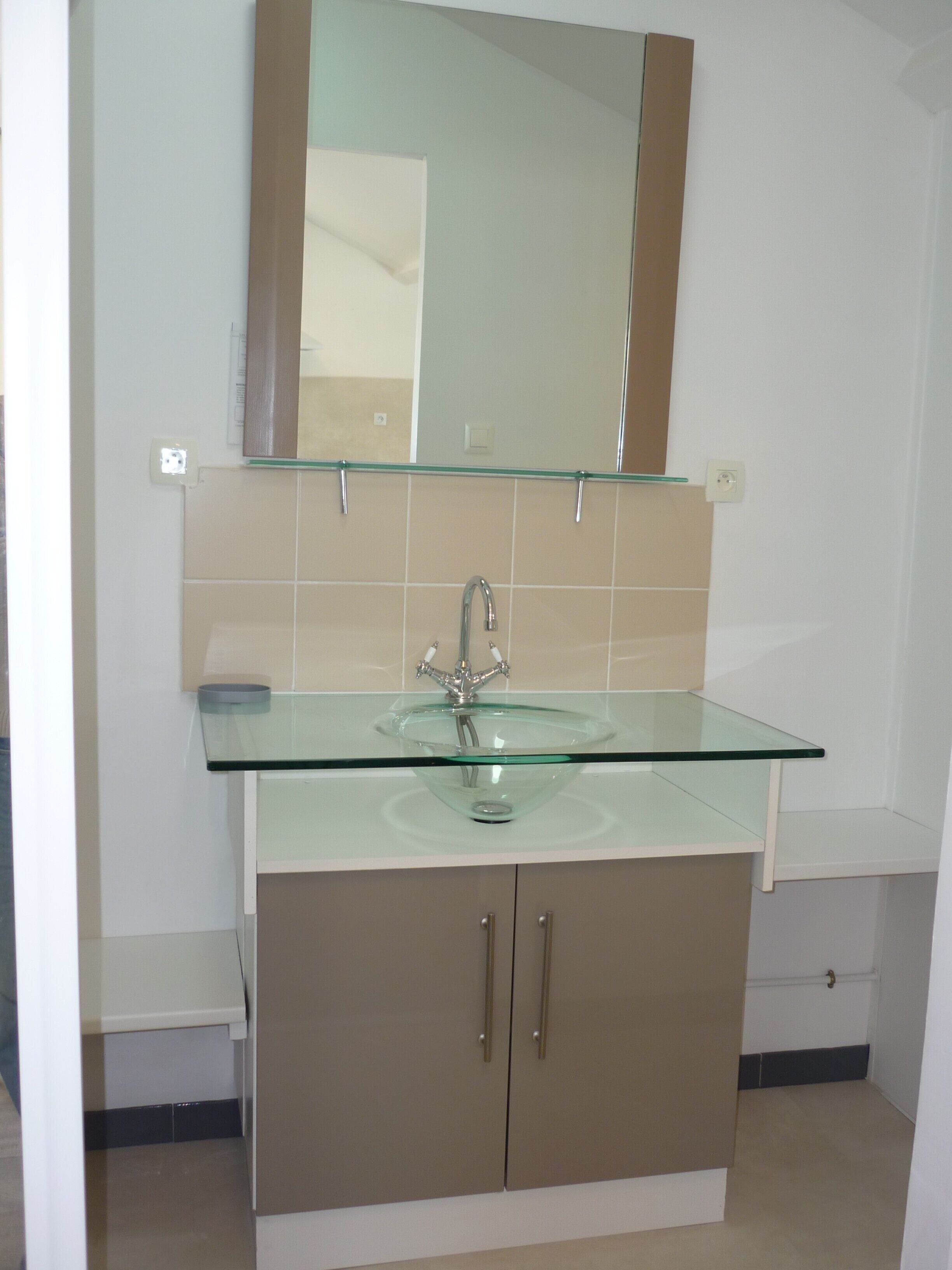 Sèche-cheveux, serviettes fournies