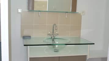 Sèche-cheveux, serviettes fournies