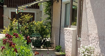 Gßte des Palmiers, Ferienwohnung , Ameugny - Taizé. jusqu'a 3 ou 4 personnes .