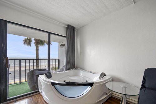 Bello condominio con vista al mar, jacuzzi interno y una ubicación privilegiada