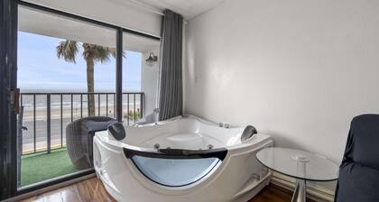 Bello condominio con vista al mar, jacuzzi interno y una ubicación privilegiada