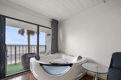 Bello condominio con vista al mar, jacuzzi interno y una ubicación privilegiada