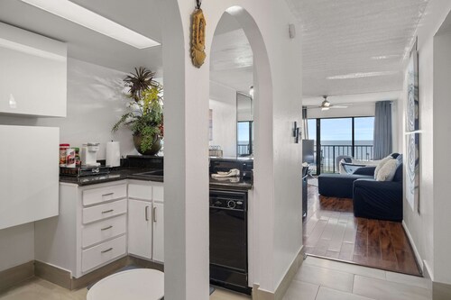 Bello condominio con vista al mar, jacuzzi interno y una ubicación privilegiada