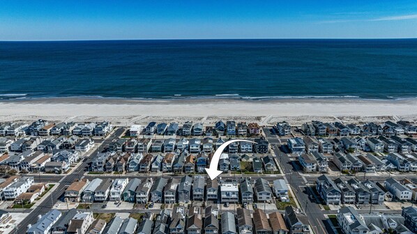 Ubicación cercana a la playa, tumbonas y toallas de playa
