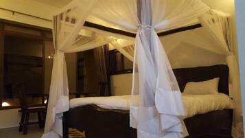 Basic Room | Laptop workspace, free WiFi