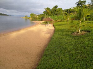 Private beach, white sand, beach umbrellas, beach towels - Palega Beach Inn (Boneza)