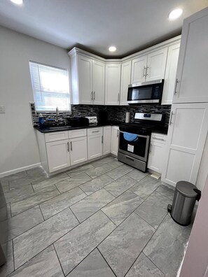 Kjøleskap, mikrobølgeovn, ovn og kokeplater