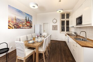Apartamento luxo, sacada, vista para a cidade (24) | Cozinha privada | Geladeira grande, micro-ondas, fogão, cooktop