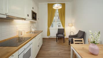 Großer Kühlschrank, Mikrowelle, Ofen, Herdplatte
