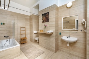 Deluxe Apartment, Courtyard View (25) | Bathroom