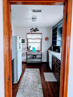 ثلاجة، ميكروويف، فرن، موقد طهي مسطح