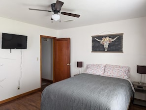 2 bedrooms, travel cot, free WiFi, bed sheets