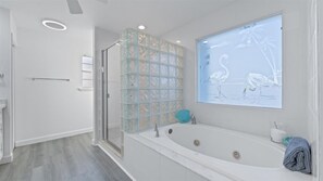 Een haardroger, handdoeken, zeep, toiletpapier