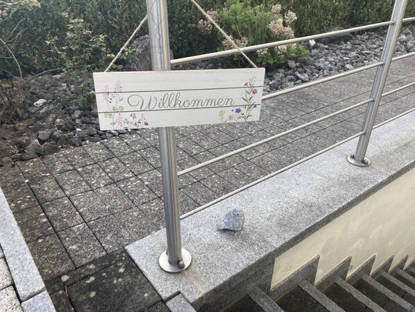 A metal railing with a sign that reads "Willkommen" (Welcome) in a garden setting. - Traumhafter Lieblingsplatz in Pfullendorf am Nördlichen Bodensee (Pfullendorf)
