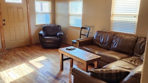 Smart TV - Escape to Nature: Charming 3-Bedroom Cabin near Trinity Lake (Trinity Center)
