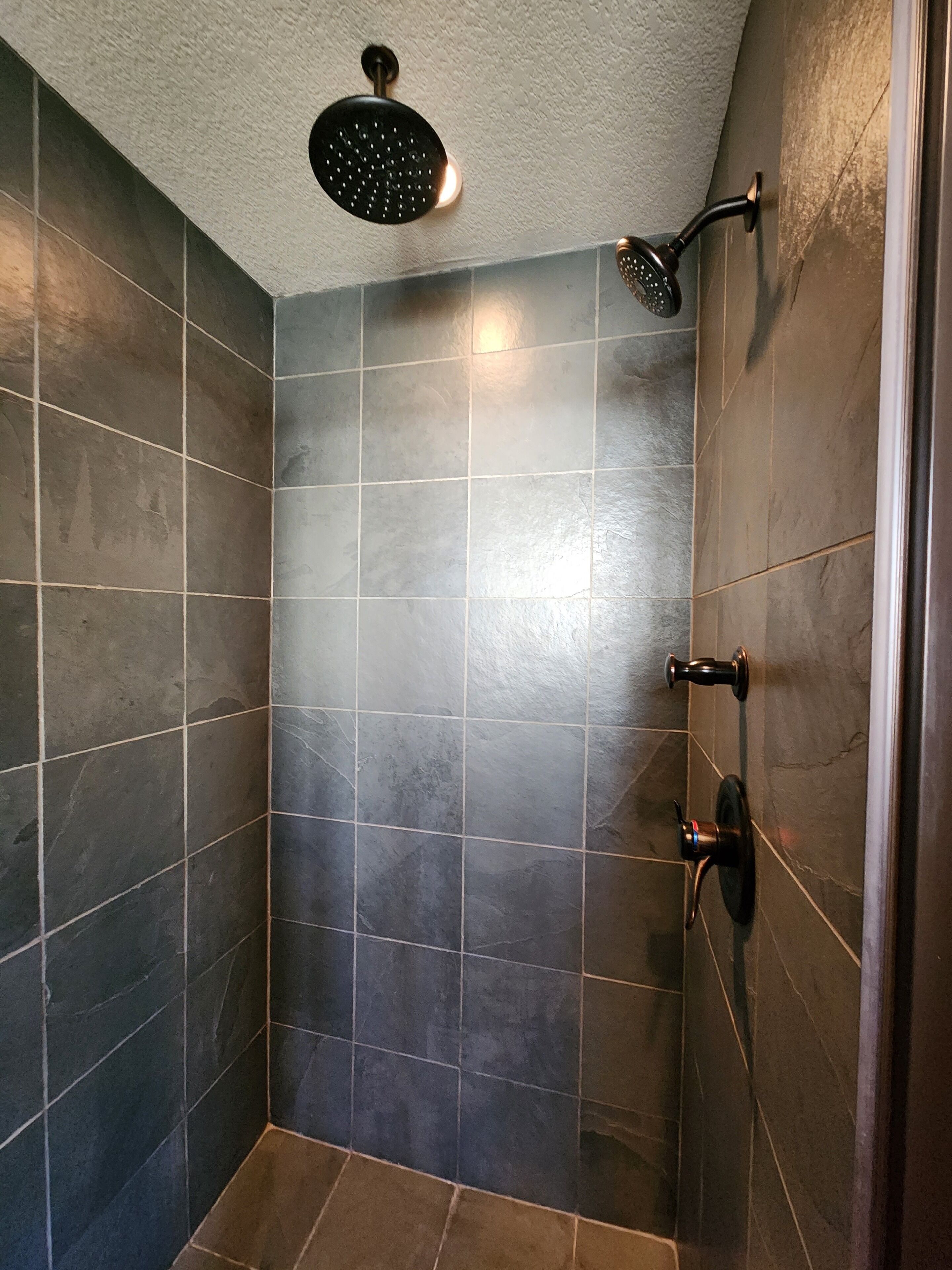 Een douche, handdoeken, zeep, toiletpapier