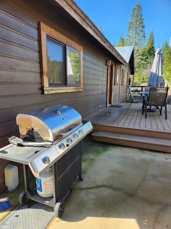 Outdoor dining. Escape to Nature: Charming 3-Bedroom Cabin near Trinity Lake