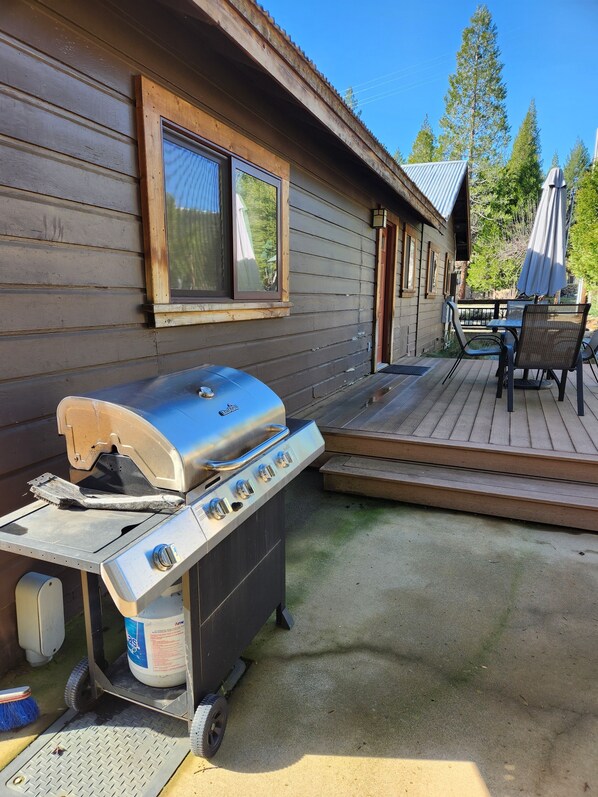 Outdoor dining - Escape to Nature: Charming 3-Bedroom Cabin near Trinity Lake (Trinity Center)