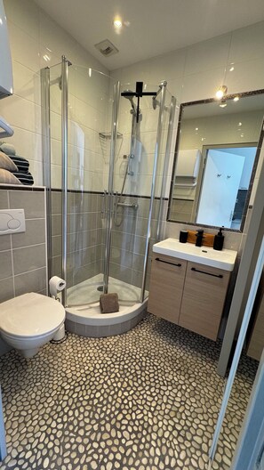 Douche, sĂšche-cheveux, serviettes fournies, savon