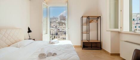 Deluxe Double Room, Private Bathroom, City View | Kalis bunyi, Wi-fi percuma