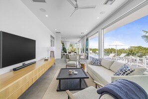 Smart TV, stereo