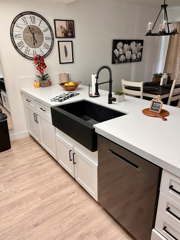 Frigorifero, microonde, forno, piano cottura