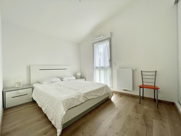 3 slaapkamers, een strijkplank/strijkijzer, wifi