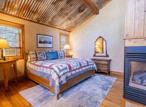 1 bedroom, iron/ironing board, WiFi, bed sheets - Romantic Creekside Cabin | Jacuzzi & Pine Views (Ruidoso)