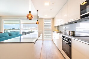 Refrigerador, microondas, horno y lavavajillas 