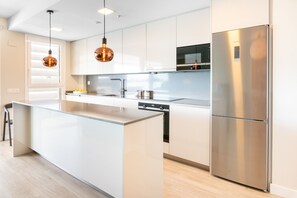 Een koelkast, een microgolfoven, een oven, een vaatwasser