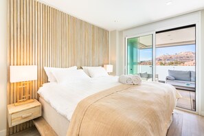 Tabla de planchar con plancha, wifi gratis y ropa de cama 