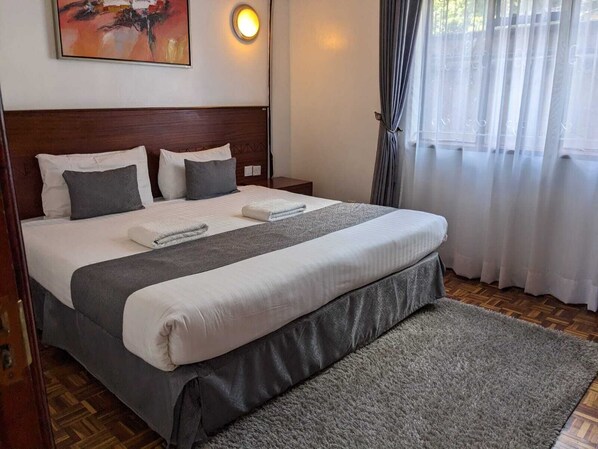 1 dormitorio, tabla de planchar con plancha, wifi y ropa de cama