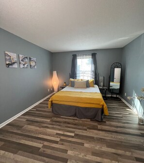 2 dormitorios, escritorio, tabla de planchar con plancha y wifi