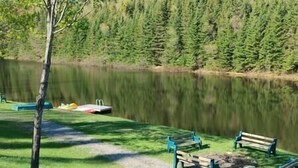A lakeside park with benches and a dock. - Le Rustique avec lac privé (Château-Richer)