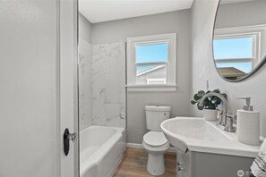 Haartrockner, Handtücher, Seife, Shampoo