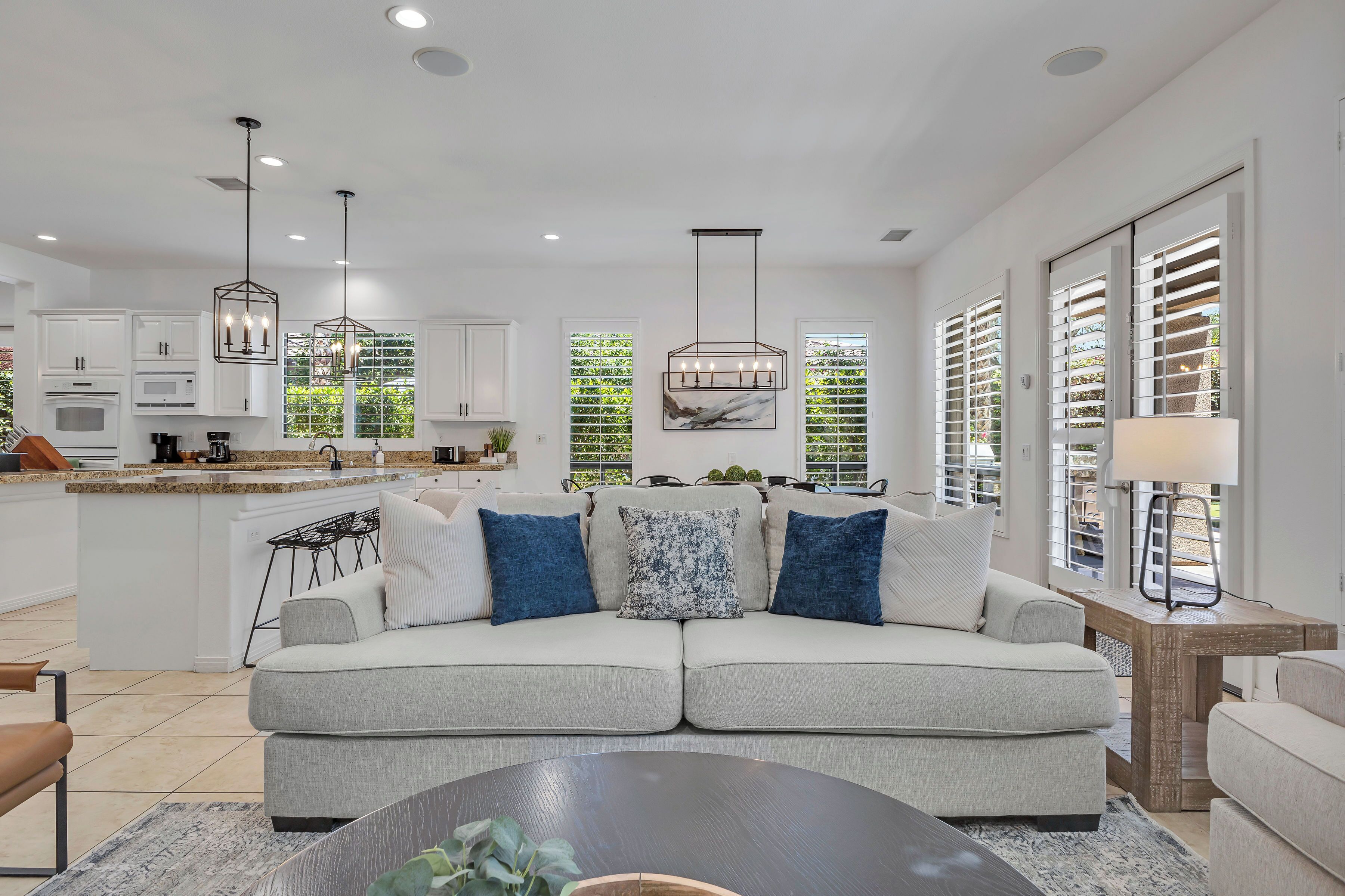 Smart TV, chimenea, videojuegos y tenis de mesa 