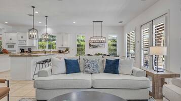 Smart TV, chimenea, videojuegos y tenis de mesa