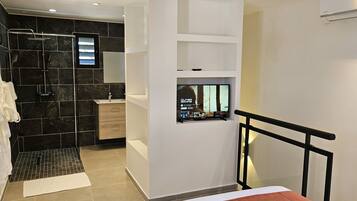 8 bedrooms, iron/ironing board, WiFi, bed sheets