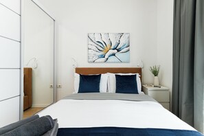 Laptop workspace, blackout drapes, iron/ironing board - Alesia (Bucharest)